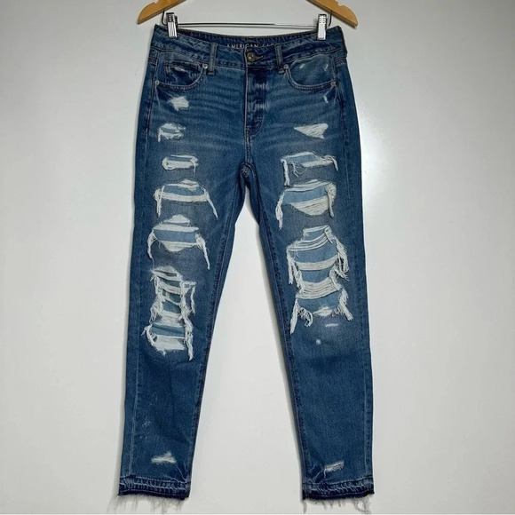 American Eagle Distressed Raw Hem Button Fly Tomgirl Jeans Size 2 - Picture 1 of 8